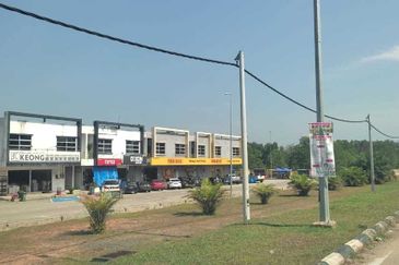 A double storey shophouse for sale in Bandar Satelit, Muadzam Shah, Pahang Darul Makmur