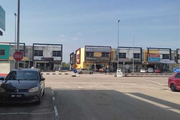 A double storey shophouse for sale in Bandar Satelit, Muadzam Shah, Pahang Darul Makmur