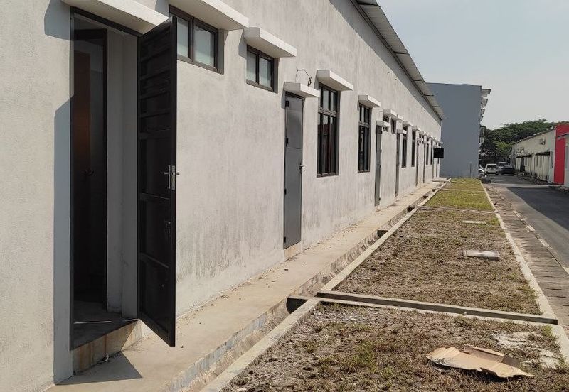 A newly completed single storey shop with 14 to 20 feet ceiling height for sale in Taman Tangga Batu Perdana, Tanjung Kling, Melaka Tengah