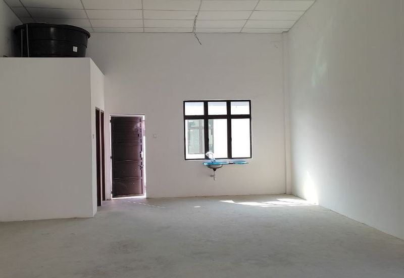 A newly completed single storey shop with 14 to 20 feet ceiling height for sale in Taman Tangga Batu Perdana, Tanjung Kling, Melaka Tengah