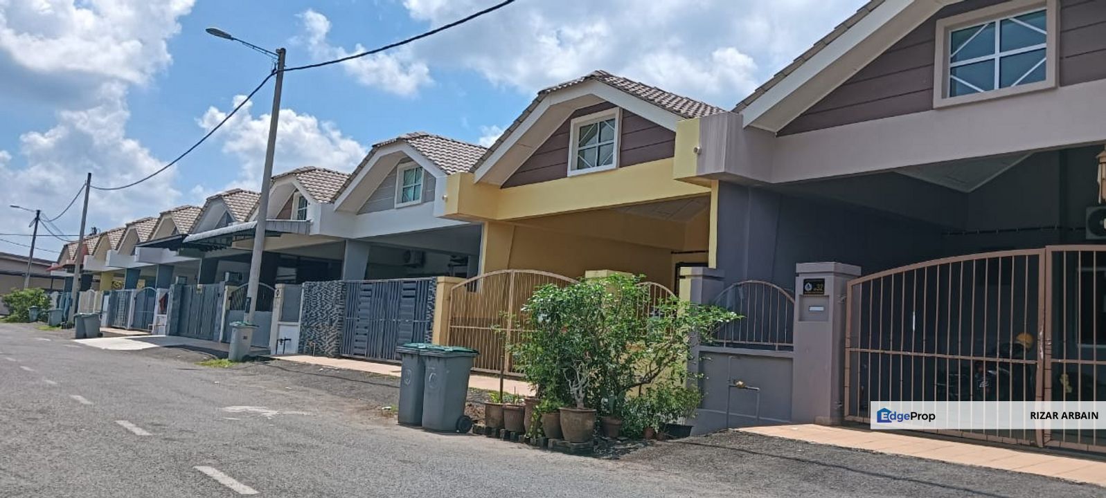 A single storey terrace house for sale in Taman Tasik Sejati near Pasaraya Billion, Johor, Segamat
