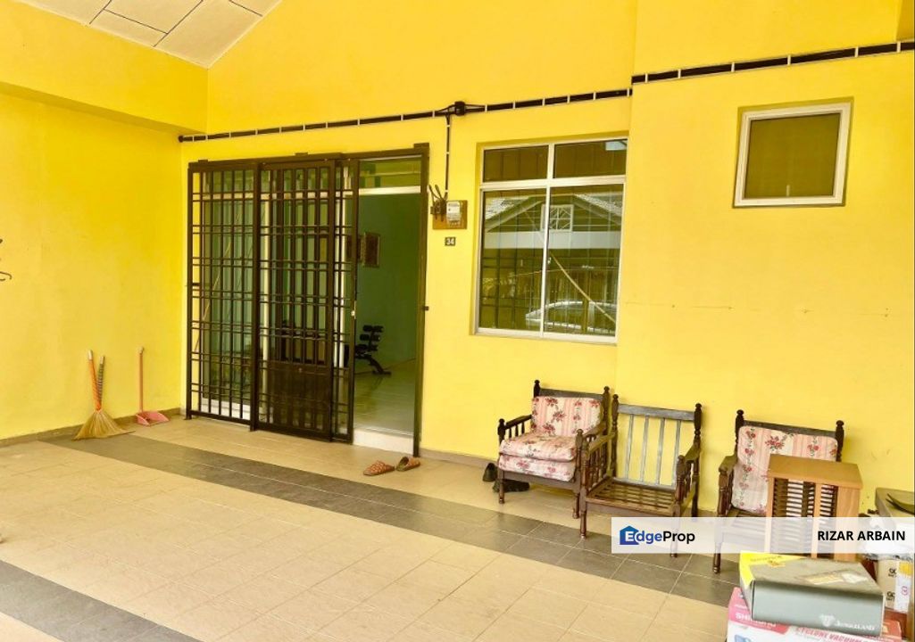 A single storey terrace house for sale in Taman Tasik Sejati near Pasaraya Billion, Johor, Segamat
