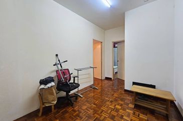 Big Spacious Corner Lot For Sales