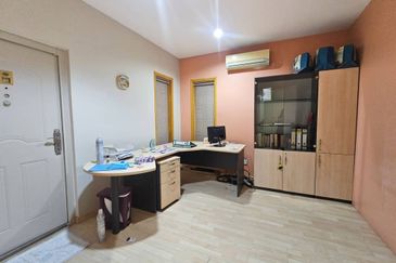 Big Spacious Corner Lot For Sales