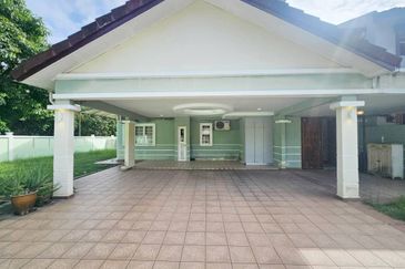 Big Spacious Corner Lot For Sales