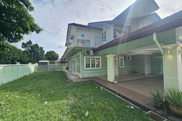 Big Spacious Corner Lot For Sales