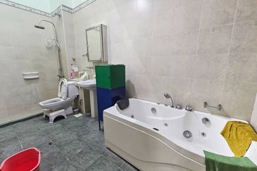 Big Spacious Corner Lot For Sales