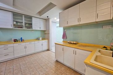 Big Spacious Corner Lot For Sales