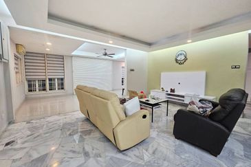 Big Spacious Corner Lot For Sales