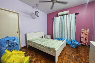 Big Spacious Corner Lot For Sales