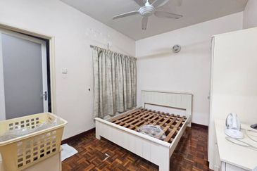 Big Spacious Corner Lot For Sales