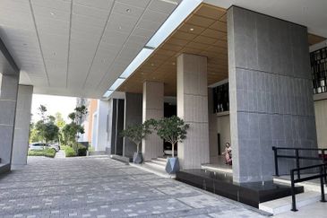 Lakefront Condominium | Emerald Hills @ Alam Damai