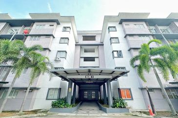 Full Loan 🔥 D'Camelia Court Nilai Impian Partly Furnished Newly Paint