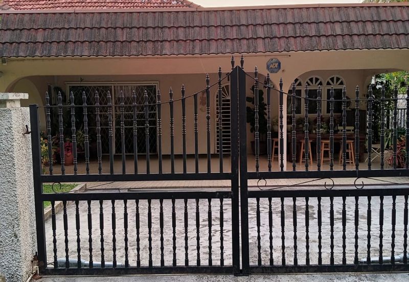 Single storey bungalow with a large flat  garden 