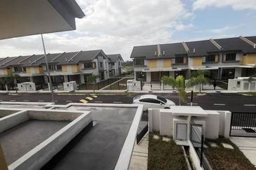 New House At Mahkota Banting Near WCE hightway