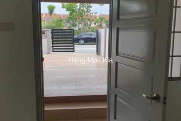 New renovated unit at bandar puteri klang