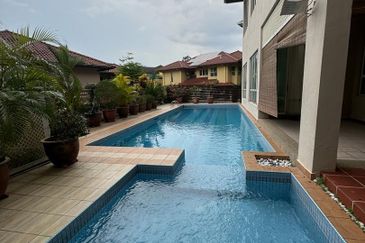 Bungalow with Private Pool @ Taman Duta