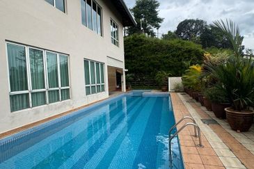 Bungalow with Private Pool @ Taman Duta