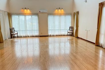 Bungalow with Private Pool @ Taman Duta