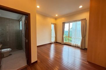 Bungalow with Private Pool @ Taman Duta