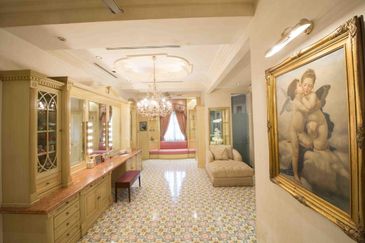 2.5s Italian Style Bungalow @ Taman Duta