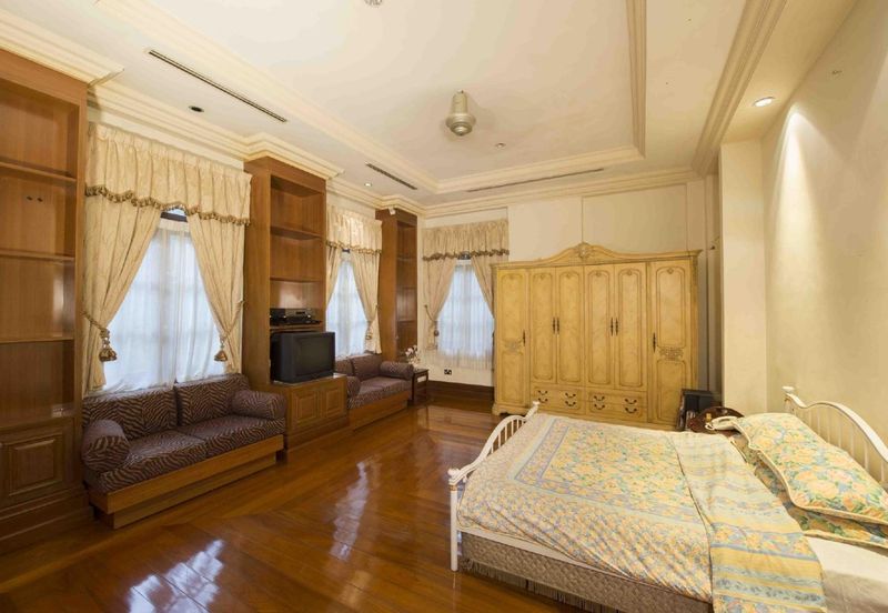 2.5s Italian Style Bungalow @ Taman Duta