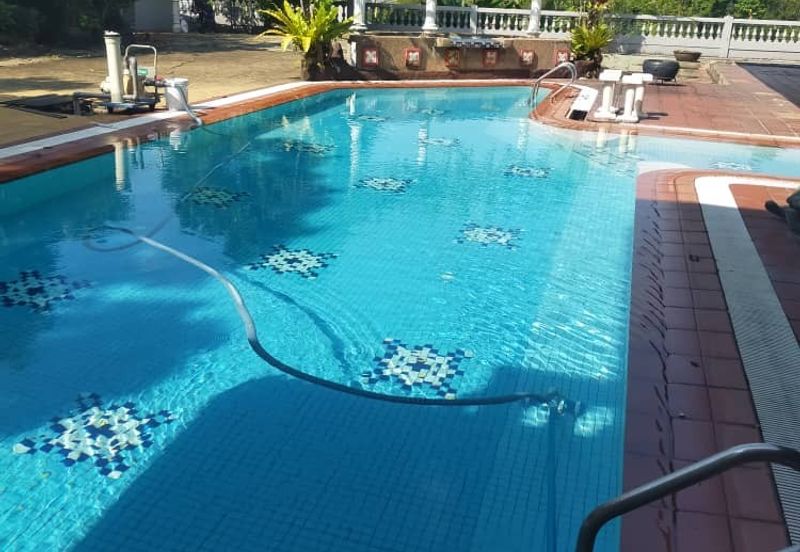 Bungalow with Private Pool @ Taman Duta