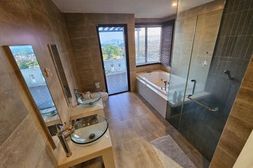 Elegant 2½-Storey Freehold Bungalow - Taman Sejati Hill Villa