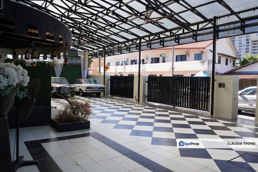 Spacious 4+1 Bungalow with Large Land in Ampang , Selangor, Ampang