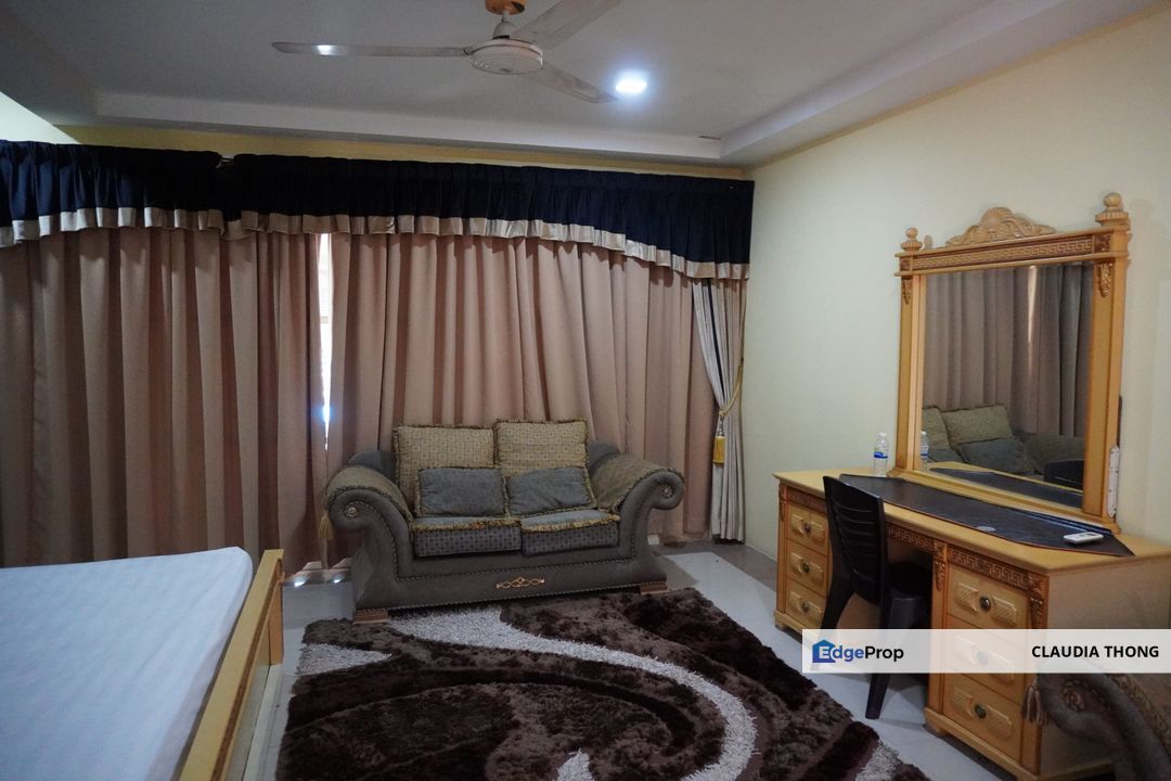 Spacious 4+1 Bungalow with Large Land in Ampang , Selangor, Ampang