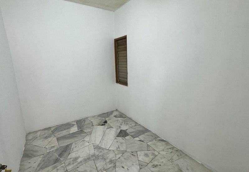 Iris Apartment, Taman Saujana Utama