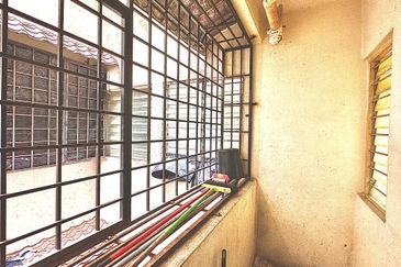 Iris Apartment, Taman Saujana Utama