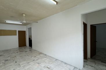 Iris Apartment, Taman Saujana Utama