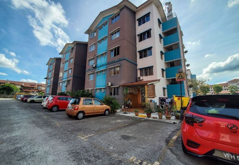 Iris Apartment, Taman Saujana Utama