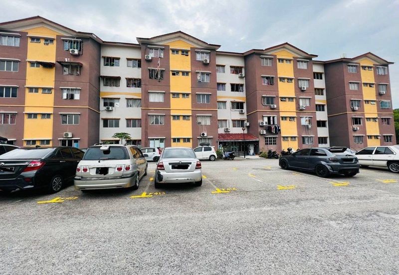 Iris Apartment, Taman Saujana Utama