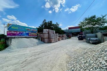 Kampung Sungai Serai, Hulu Langat, Selangor Land with Warehouse For Sale