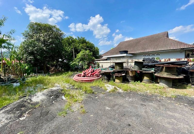 Kampung Sungai Serai, Hulu Langat, Selangor Land with Warehouse For Sale