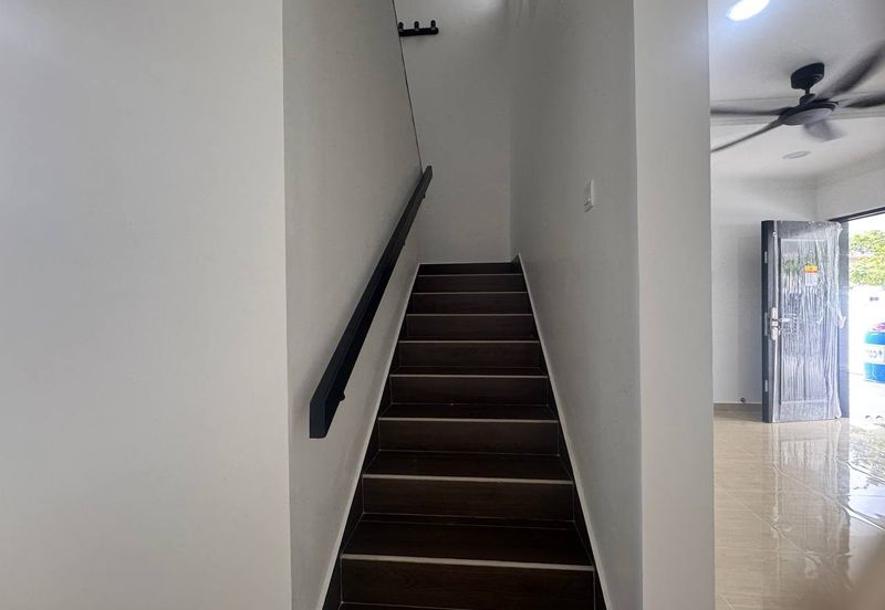 Jalan Suasana, Bandar Tun Hussein Onn