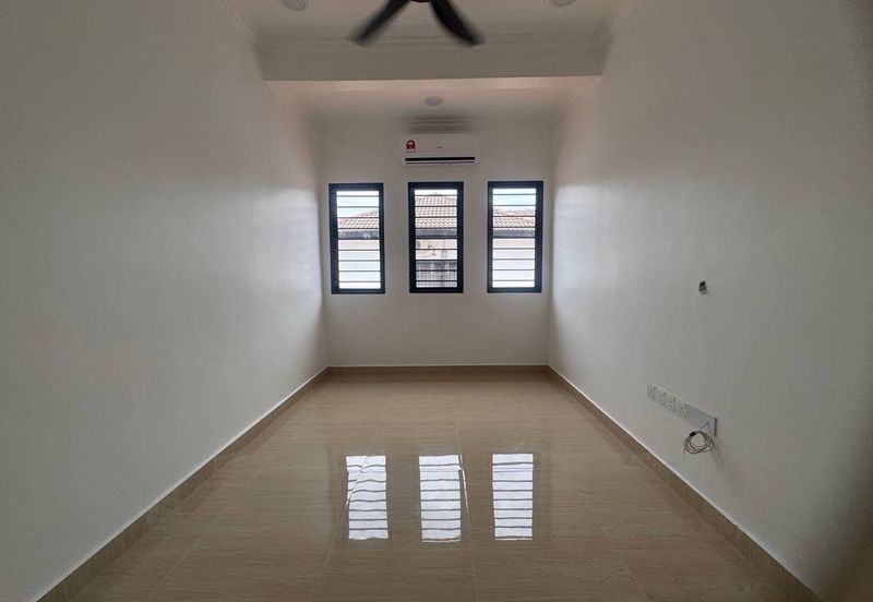 Jalan Suasana, Bandar Tun Hussein Onn