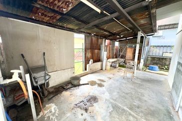 Seri Kembangan, Selangor Bungalow House For Sale