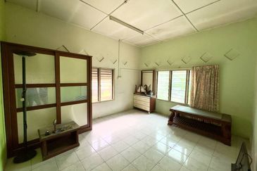 Seri Kembangan, Selangor Bungalow House For Sale