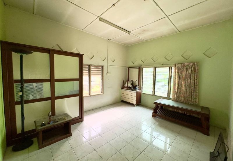 Seri Kembangan, Selangor Bungalow House For Sale
