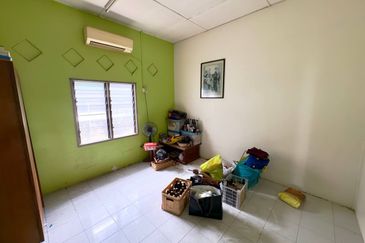 Seri Kembangan, Selangor Bungalow House For Sale