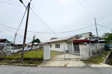 Seri Kembangan, Selangor Bungalow House For Sale