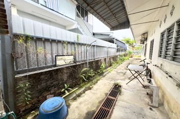 Seri Kembangan, Selangor Bungalow House For Sale