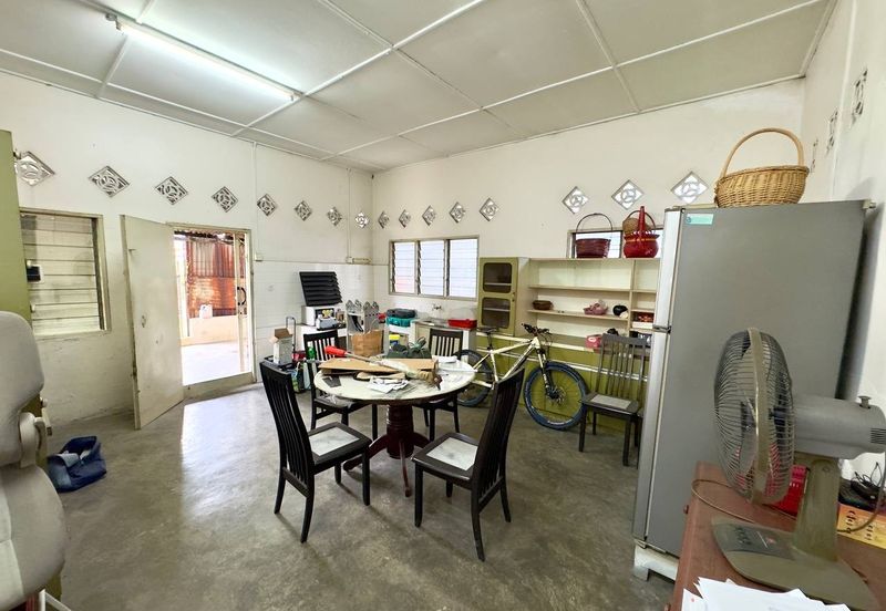 Seri Kembangan, Selangor Bungalow House For Sale