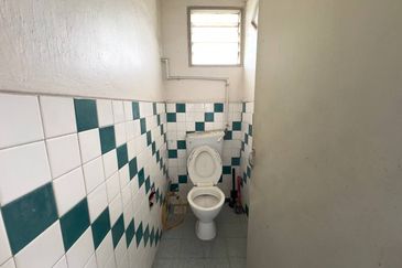 Seri Kembangan, Selangor Bungalow House For Sale