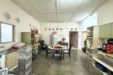 Seri Kembangan, Selangor Bungalow House For Sale