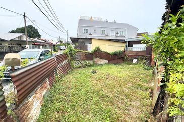 Seri Kembangan, Selangor Bungalow House For Sale