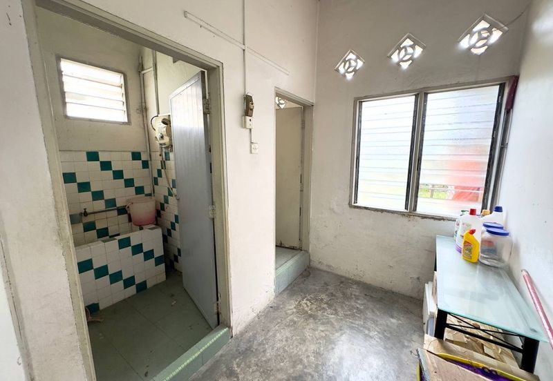 Seri Kembangan, Selangor Bungalow House For Sale